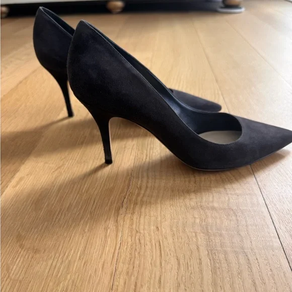 Dior Elegant Black Suede Heels - Picture 3 of 4